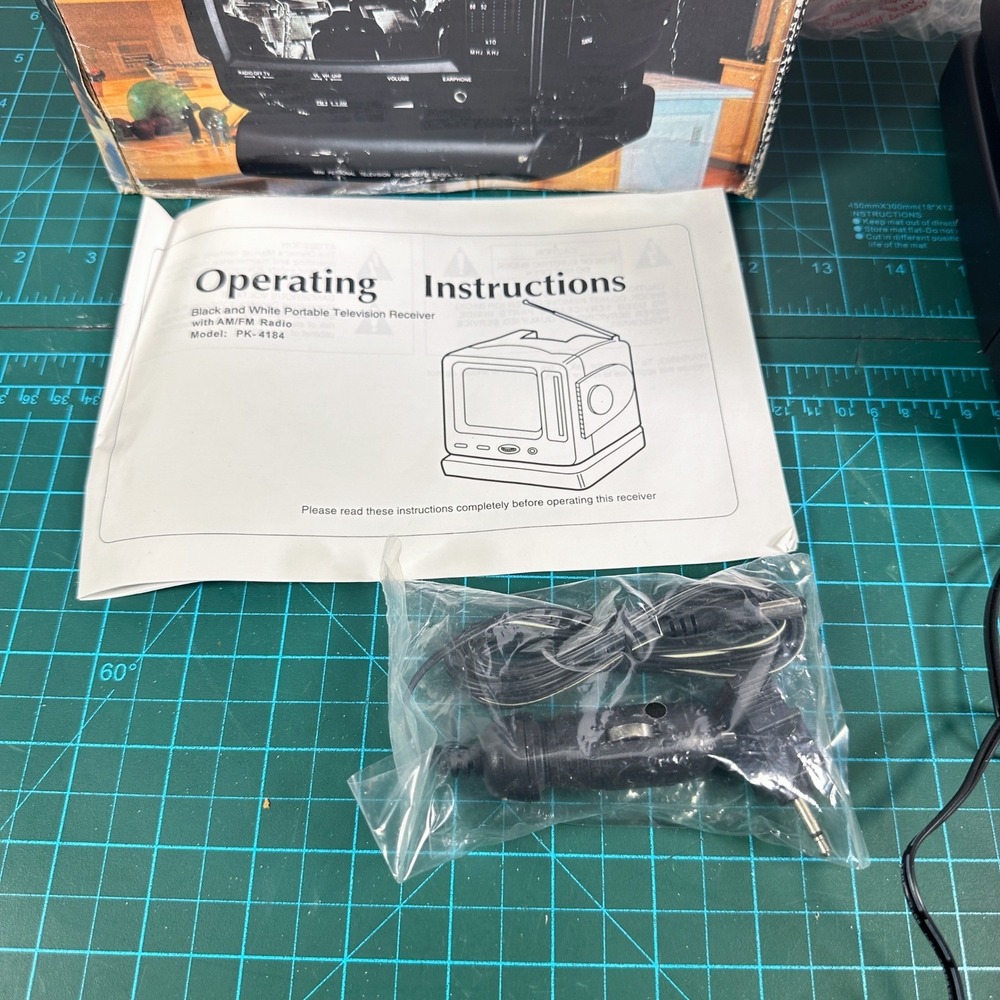 Vintage 5" Portable Black & White TV AM/FM Radio PK-4184 Retro Gaming Prop Boxed - Picture 4 of 12